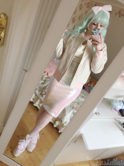 pastelbat:Pastel merbabe aesthetics（・θ・）Outfit rundown:Wig: GlwHairband: HandmadeJacket: SheinsideEarrings: H&MSweater: SheinsideSkirt: SixkissesTights: eBayShoes: Swankiss