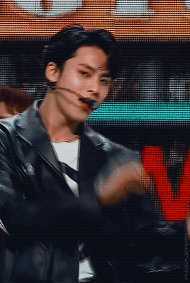 moonagetaedream:  mingyu ✶ left &amp; right [200628]