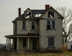 destroyed-and-abandoned:  Abandoned House