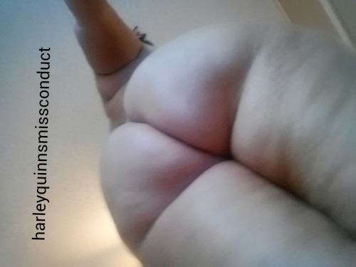 harleyquinnsmissconduct:  Hump day Harley Booty! If you like my big juicy ass reblog n follow, it’ll put a big smile on my face if you do :) ~Love, Harley 💋