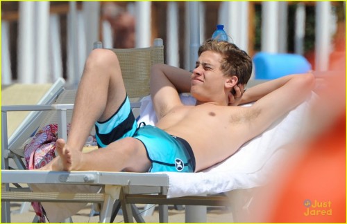 male-celebs-naked:  male-celebs-naked:  Dylan Sprouse   No Dylan, we did NOT forget about youMore Celebs HERE  ←