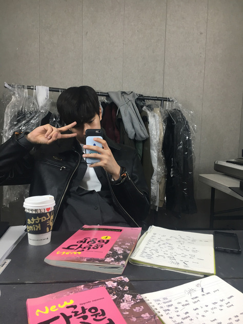fy-knk: 170218 Seungjun Fancafe 저는 연습실에 있어염 I’m in the practice room~ 