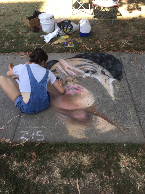 nach-vorn: This cute girl was drawing on the sidewalk today