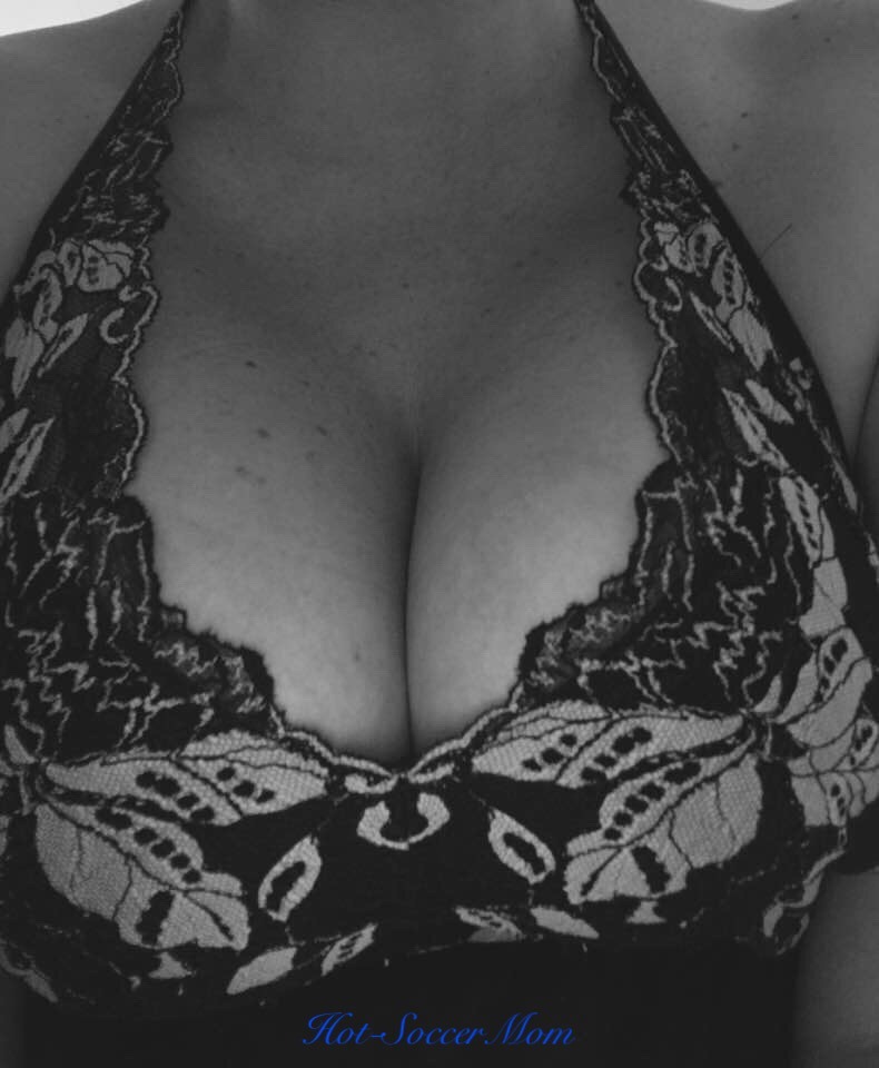 hot-soccermom:  Another pic of me from this morning. Do you like it?  Truly boggles