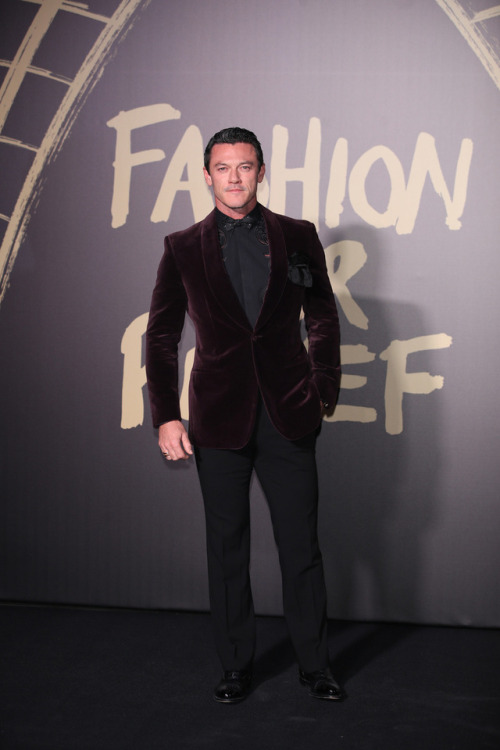 itsdarkinsidee25:Luke Evans en el evento Fashion For Relief London 2019 (14 septiembre)