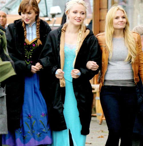 stydiaislove:  Jennifer, Georgina and Elizabeth on set *