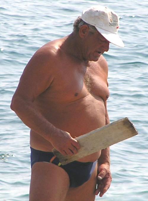 What a sexy man with a well packed speedo