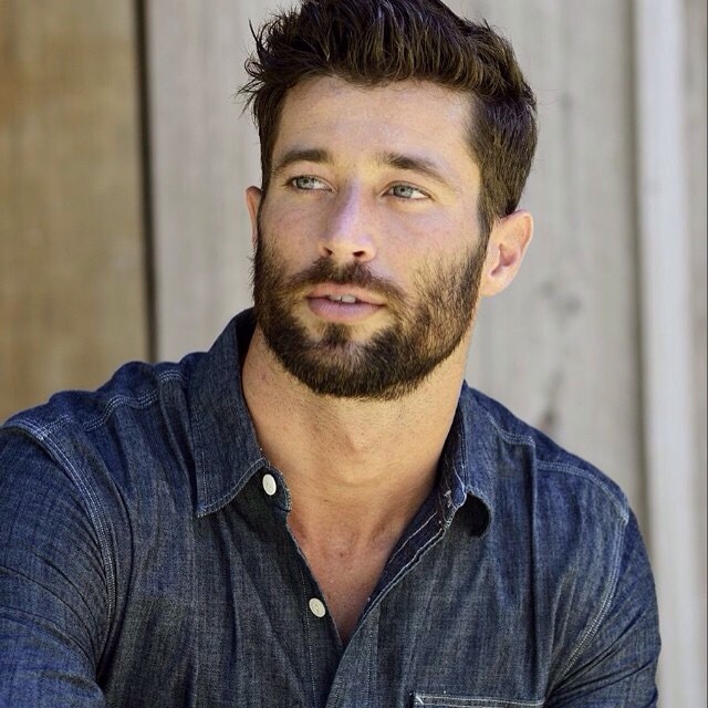 anademonia:  tshtrainer:  Beauty www.tshtrainer.tumblr.com   Gorgeous man…so handsome!#handsome
