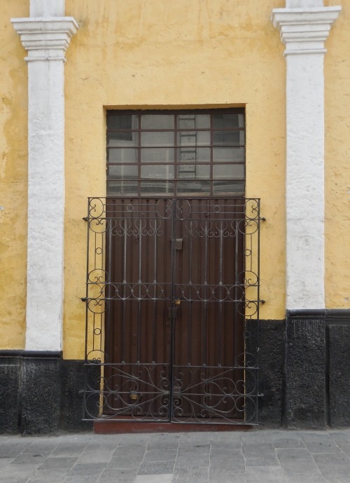 Las Puertas de Arequipa XXV - Puerta cerrada con rejilla de hierro forjado