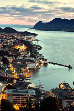 -fuckthisscene:  Aksla Viewpoint in Ålesund, Norway  by xiaoran 