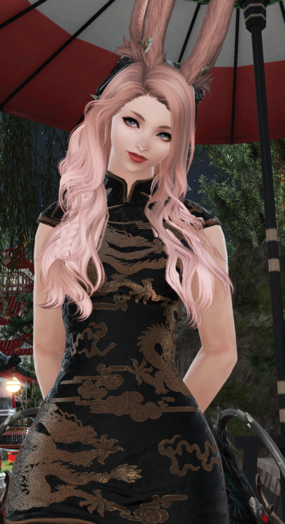 Just chilling outside my house in Kugane feeling fab in my new dress~ ❤I am so happy they made this 