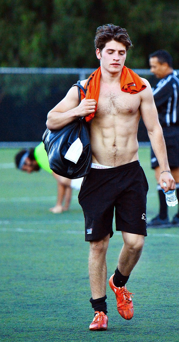 amazingmalenudity:  Gregg Sulkin 