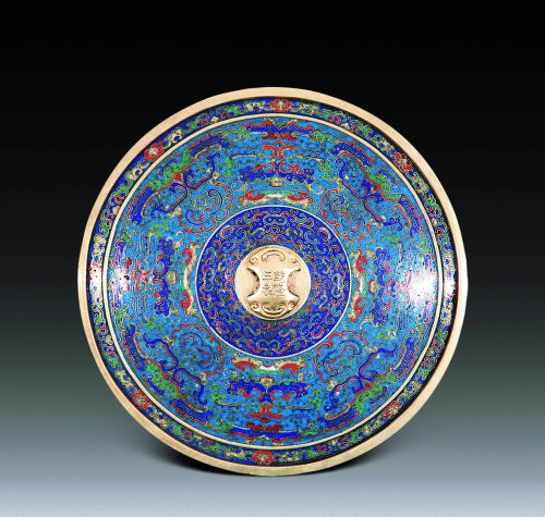 景泰蓝, pronounced as jing-tai-lan, also known as Chinese Cloisonné, or Enamel Cloisonné. It’s a tradit