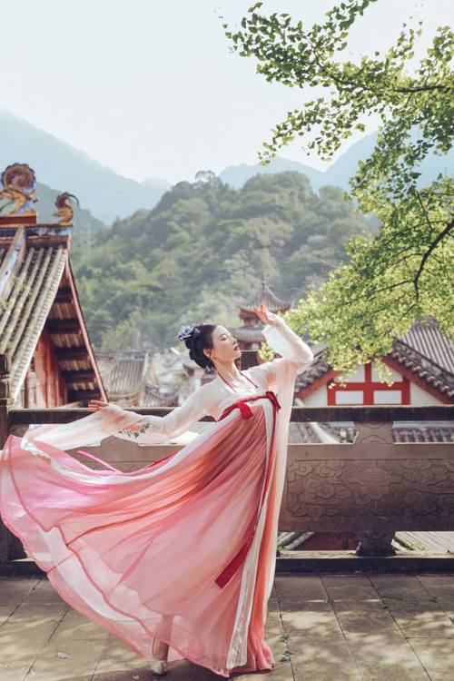 ziseviolet:Traditional Chinese Hanfu.