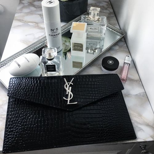  . . . . . #ysl #pochette #purfume #chanel #dior #beauty #home #fashionstyle #fashion #tomfordhttp