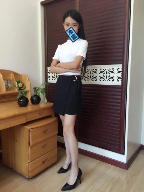 zhuhuiln150306: 主管女友新买的ol装，穿那么骚，让下属们都视奸你 被潜的主