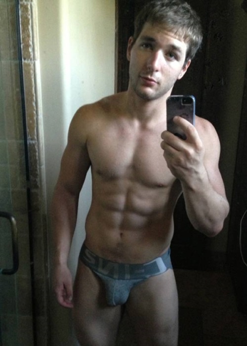 chelseabanker: CUTE HUNK SHOWING OFF