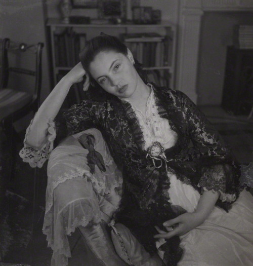 saisonciel:Dodie Masterman by Francis Goodman, mid to late 1940s