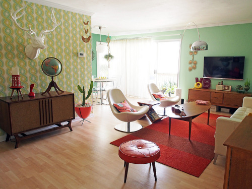 midcenturymodernfreak:  Sweet Bay Area Apartment Viviana Agostinho shares this fun and colorful 950 sq. ft. apartment with her husband and two kitties in Mountain View, CA. - Via: 1 | 2 