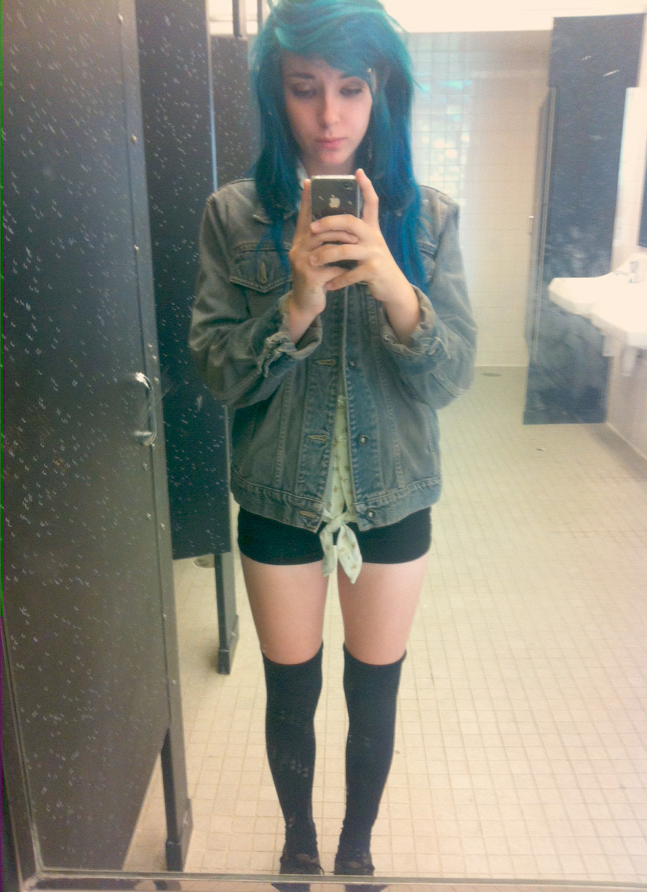 visualorganism:  massiv3:  first school bathroom school selfie of the new school