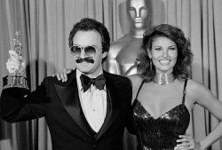 Giorgio Moroder at the #Oscars with Raquel Welch.&lsquo;Midnight Express&rsquo; won the #AcademyAward for Best Original Score in 1979.