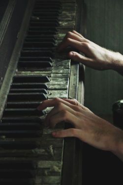 unevxntful:  my blog will make you smile   I miss having someone play piano for me