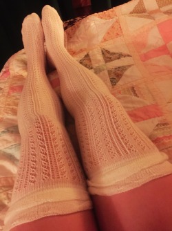 yournaughtydirtylittlesecret:  I got new over the knee socks today and I love them. 💗💋💗
