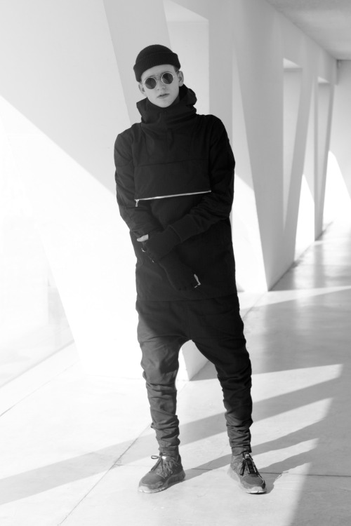 themaxdavis:Boy in blackFragment Windrunner, ADYNZespy Pant, I Love UglyFree Run 2.0, NikeShot by 2NUMBInstagram @MXDVS