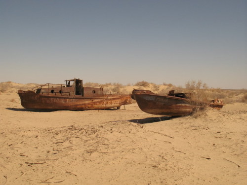 abandoned-playgrounds:  The rusted and abandoned ships outside of Muynak on the diminished Aral Sea. Full story —-> http://www.abandonedplaygrounds.com/the-rusting-and-abandoned-ships-of-the-aral-sea/
