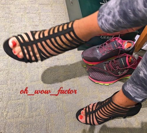 ohwowfactor:Black Ankle-High Heels from Black Friday, your thoughts  The anklet tells a tale! To tho