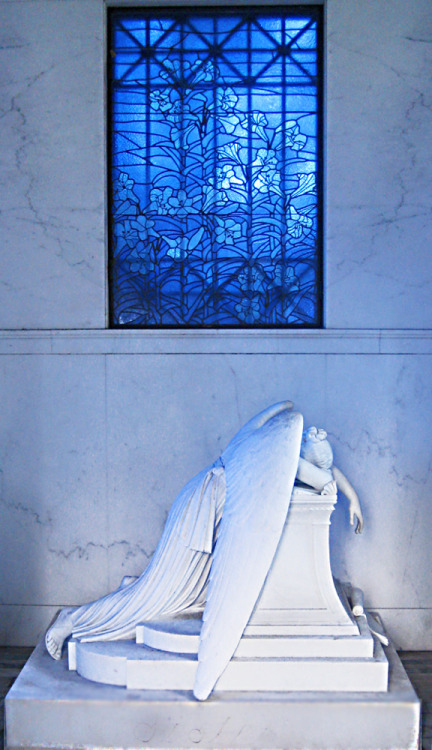 Weeping angel statue in Metairie cemetery. (Photograph by Martha Rodriguez)