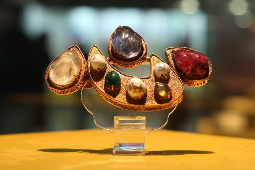 This piece of jewelry was one of the most beautiful antiques excavated from the Dingling, one of the