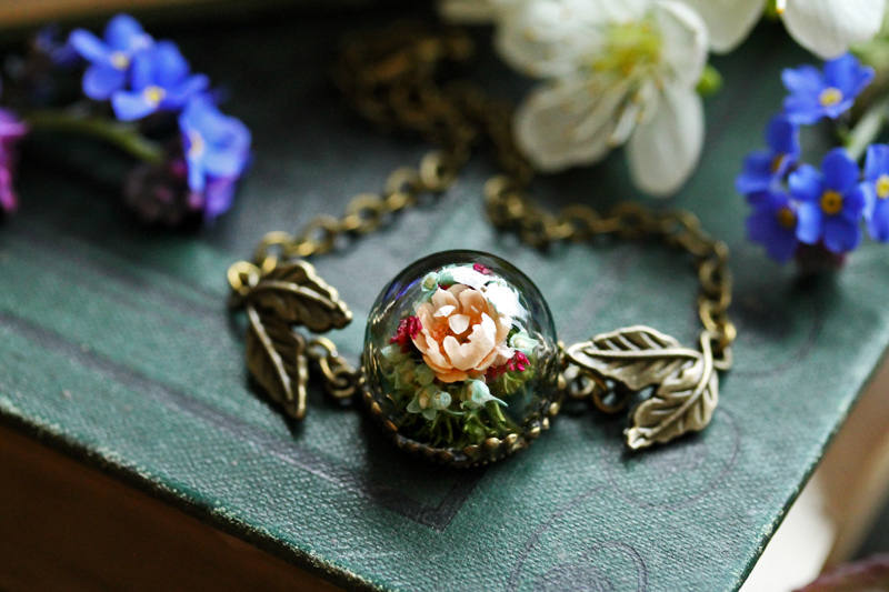 wordsnquotes:  culturenlifestyle: Romantic Crystal &amp; Terrarium  Encapsulated