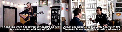 kingunderthecarpark:elektranatchios:Patrick and David serenading each other (4.06 / 4.09)♪ In your h