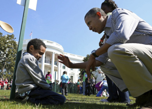 farfromthepacific:accras:Consoler-in-ChiefPresident Obama consoles Donovan Frazier, 5, whose egg ran