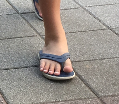 taipeibigcockdad: taipeifeet: 夏天最愛人字拖 新增 “戀腳  偷拍 區” 有同好者 歡迎參觀