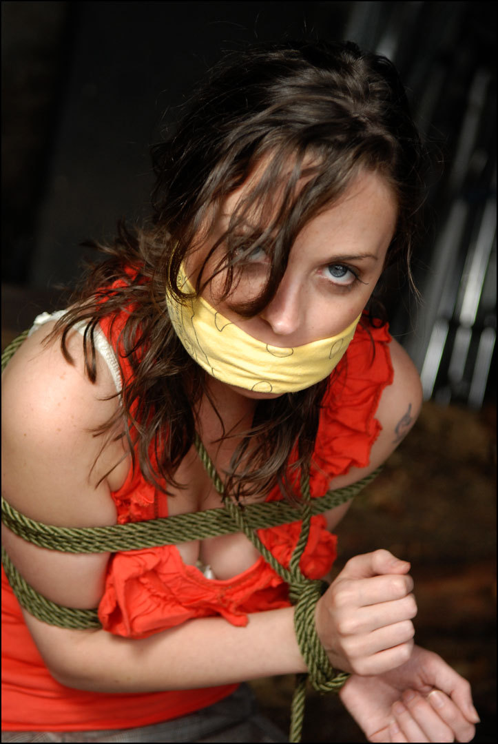 graybandanna:  The kidnapper had the right idea to tie her wrists to her knees but