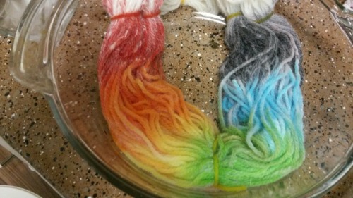 Dyeing yarn in rainbows with Kool-Aid. One speckled, two rainbows with white in between, and one sol