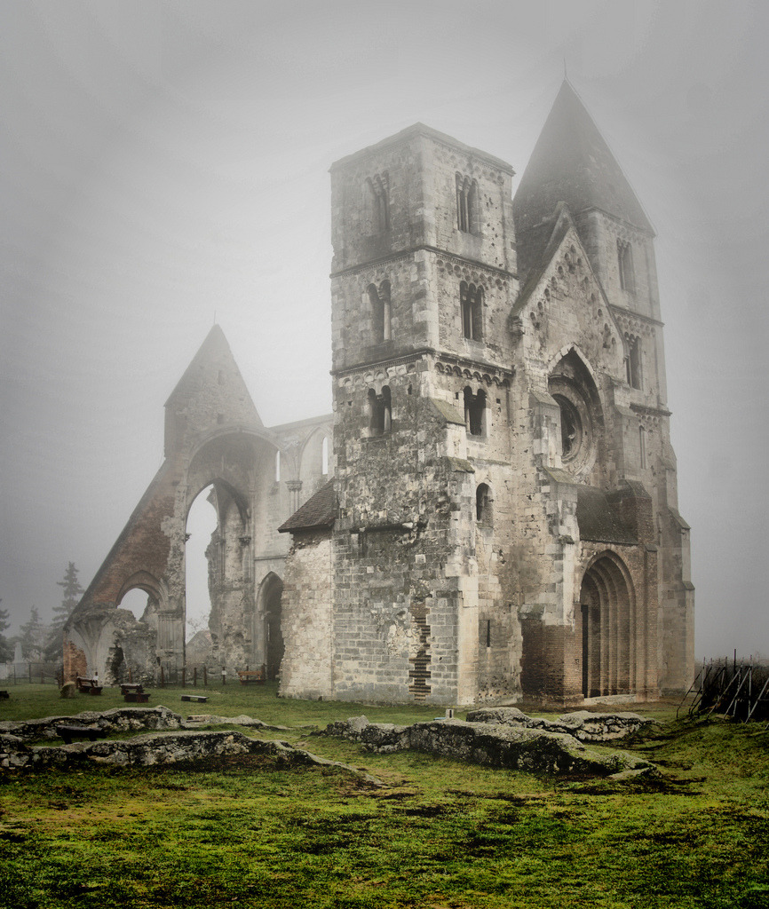 evocativesynthesis:  The Misty Church Of Zsámbék | LaPanteraRosa. 