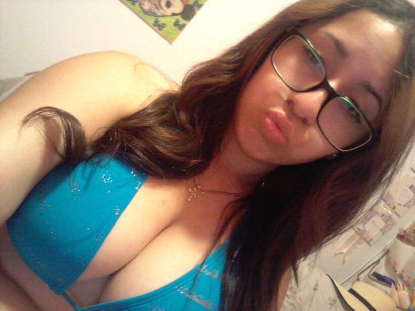 randomnakedwomen:  I’m digging the glasses. 