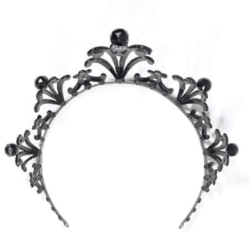 spookyloop:  defunctfashion:  Jet Mourning Tiara | c. 1880-90 Jet is the fossilised remains of driftwood. In Britain, the main source is Whitby, in Yorkshire. It became particularly popular in mourning jewellery in the mid 19th century. The custom of