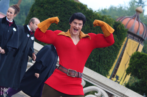  no one poses like gaston! [the disney villains promenade, disneyland paris] 