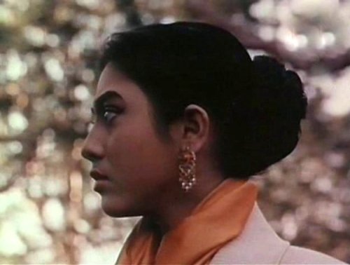 dhrupad: Alaknanda Roy as Monisha in Kanchenjungha (1962)