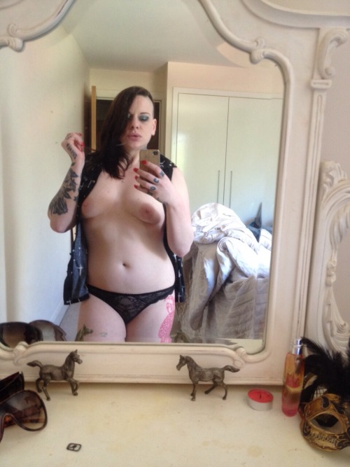 officialelouise:  Hey boys and girls…I’m back! 😊 So sorry I’ve been gone a while, but I’ve been a very busy (& naughty) little girl 😉 I promise you I’ll be sending LOTS more content your way. Let me know if you’ve missed me 😘