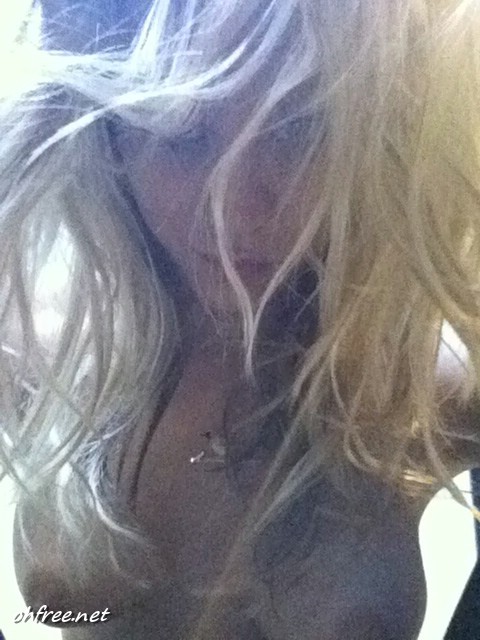 dananod:  ohfree:  Kaley Cuoco Nude Cell Phone Pics Leaked www.ohfree.net 001  (via TumbleOn) 