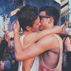 twoboysarebetter:  love is love