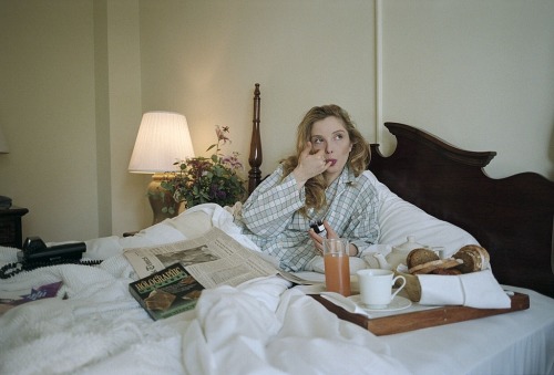 Rendezvous With Julie DelpyDans sa chambre, elle prend son petit-déjeuner au lit.