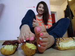 karolinkafootfetish:  I love eclairs! ;)http://karolinkafeet.com