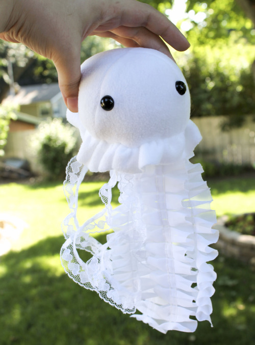 kiddofangs:  beezeeart:  Not to be outdone, the white “jelly blob thing” is also quite pretty. This, as well as the blue and pink jellies, and the pattern to make them is available on etsy.  princedollyjellyfish 