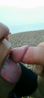 mrhornycouple94uk:  We thought we’d go for a walk along the beach and as it was quiet we could have a little fun. It would’ve been nice to take it further but I think we got caught.    So lässt es sich leben